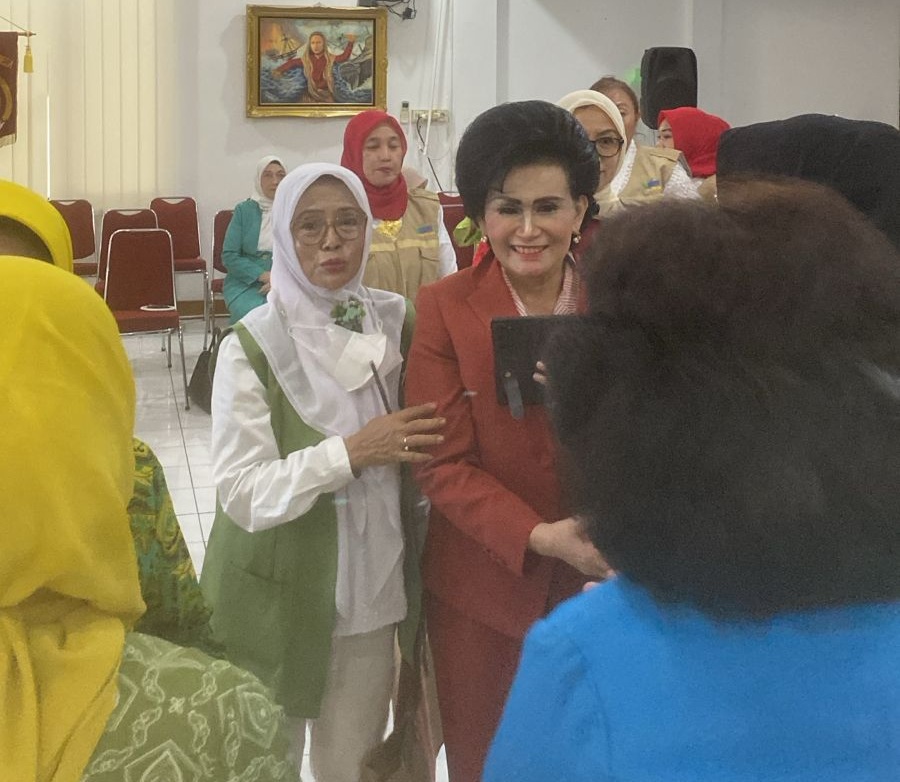 Ibu Sri Kuati dan Ibu Naniek Hadi Tjahjanto menghadiri Puncak Peringatan Hari Pahlawan 2025 di Ruang Malahayati, Gedung Kowani, Jakarta.