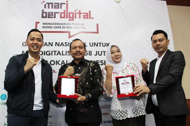 Rama Dhonanto, Agus Muharram, Santi Diansari, dan Soni Jiferson berfoto bersama seusai konferensi pers Gerakan Nasional Mari Berdigital di Gedung Graha Pos Indonesia, Bandung, 18 Mei 2017