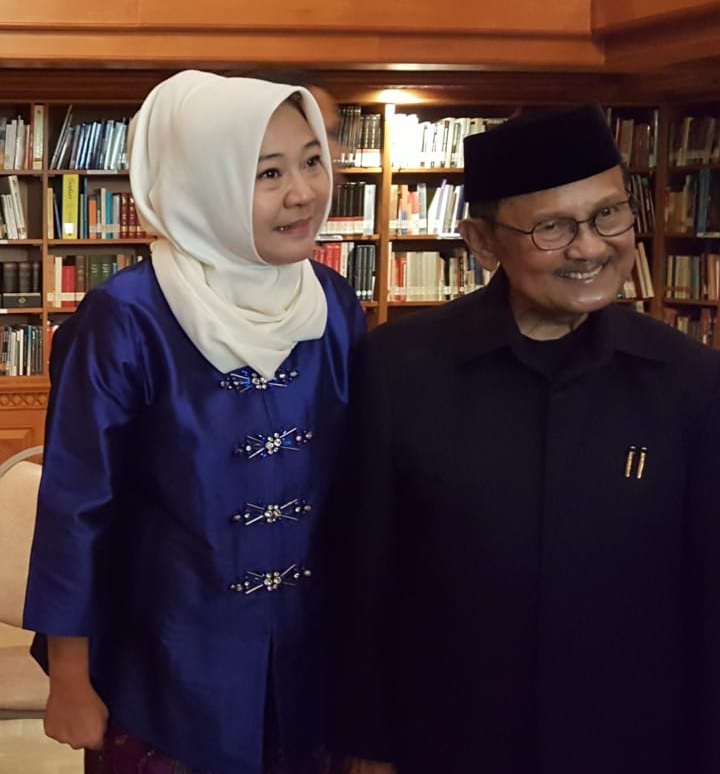 Santi Diansari Hargianto menerima IBM Volunteers Award