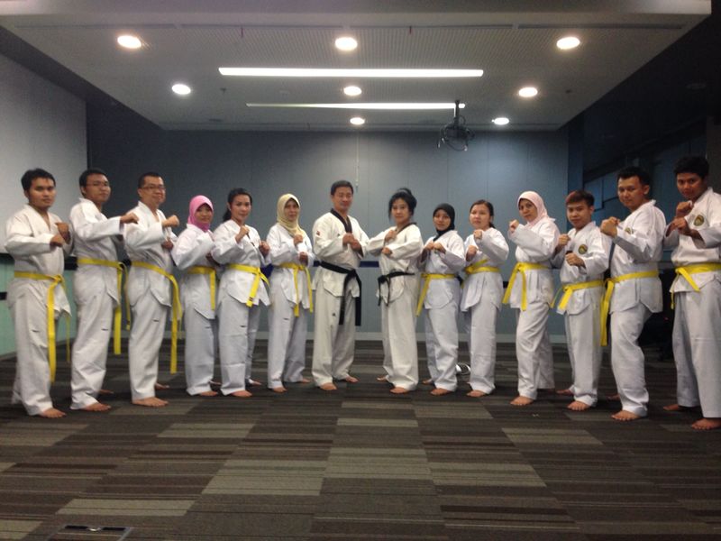 Santi Diansari Hargianto melatih IBM Taekwondo Club