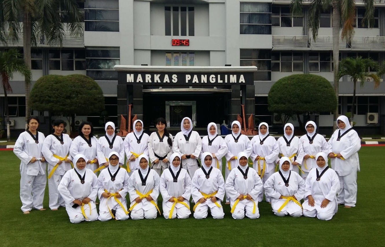 Santi Diansari Hargianto melatih Koarmada I TNI AL Taekwondo Club
