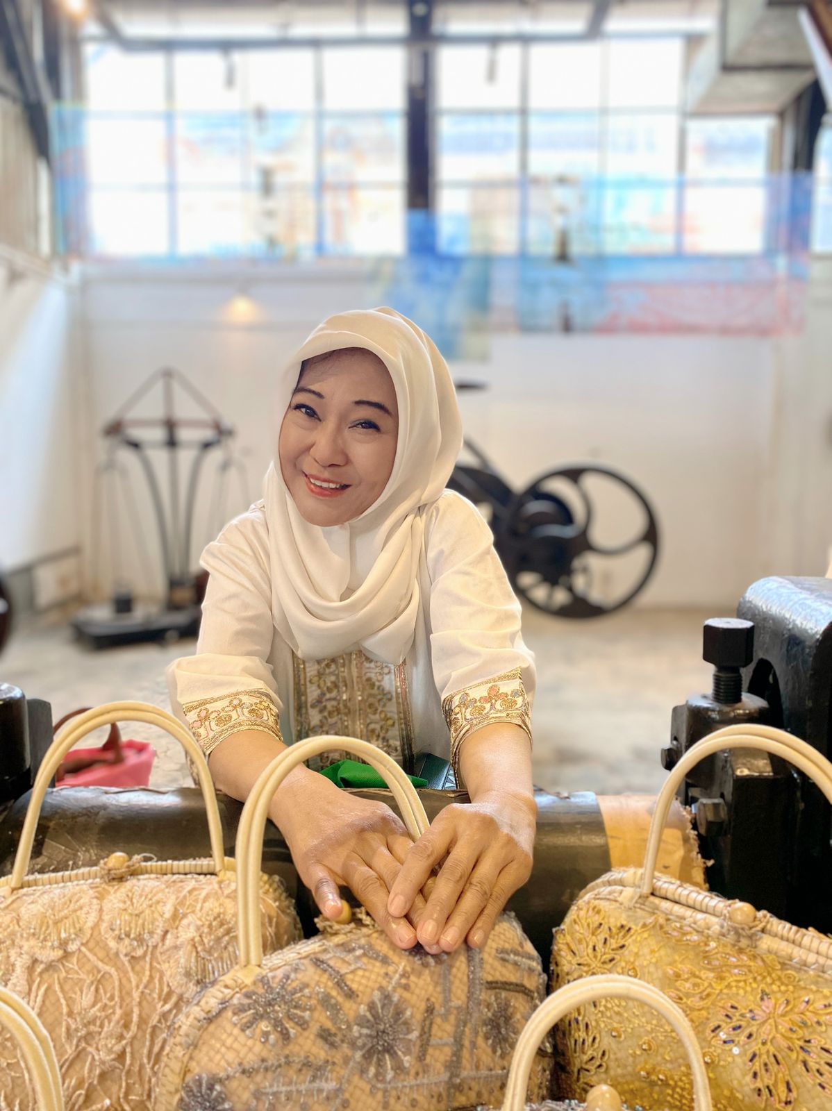 Santi Diansari Hargianto di Gedung Museum bersama alat cetak uang