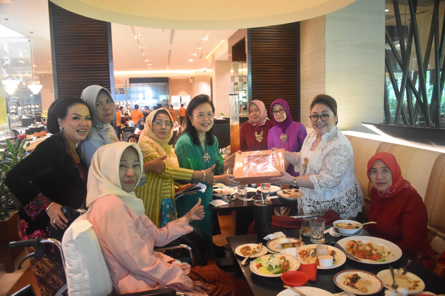 Ibu Hendrawati Yuripersana Tobing bersama jajaran pengurus
