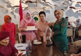 Wanita Persahi Rayakan Kebersamaan dalam Momen Perayaan