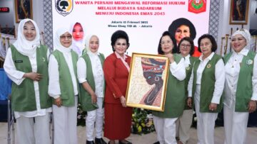 Penyerahan Lukisan oleh Kelompok Wanita Persahi ARUNIKA