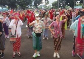 Bukan Sekadar Baju Kondangan: Saat Ribuan Perempuan Bikin Jalanan Ibu Kota Bergetar Lewat Kebaya