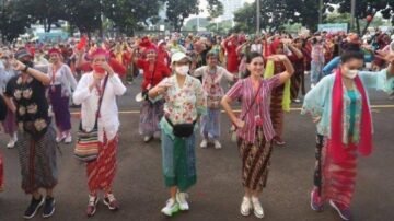 Bukan Sekadar Baju Kondangan: Saat Ribuan Perempuan Bik