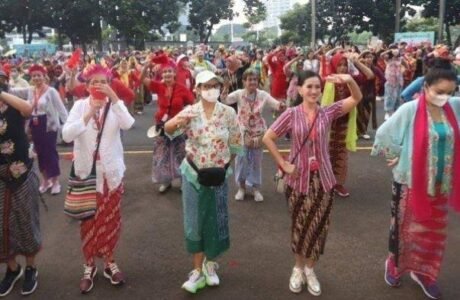 Bukan Sekadar Baju Kondangan: Saat Ribuan Perempuan Bikin Jalanan Ibu Kota Bergetar Lewat Kebaya
